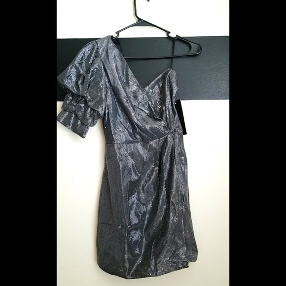 NEW LISTING! BRAND NEW WITH TAGS DO+BE Manhattan Puff Sleeves Dress - Picture 3 of 16